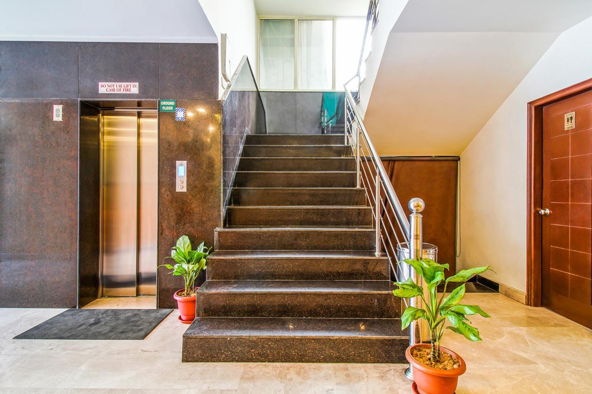 Fabhotel Bollywood Paradise Mahipalpur - Fully Vaccinated Staff Hotel New Delhi